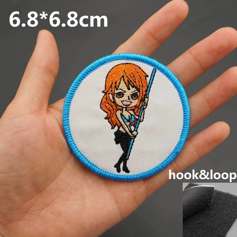One Piece-Aufnäher – Nami mit Klima-Taktstock (Blauer Kreis)