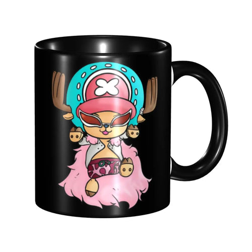 One Piece Tasse – Chopper, der Arzt, vor rosafarbenem Hintergrund