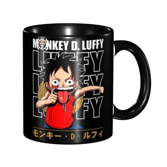 One Piece Tasse – Ruffy lächelt und Kalligrafie-Logo